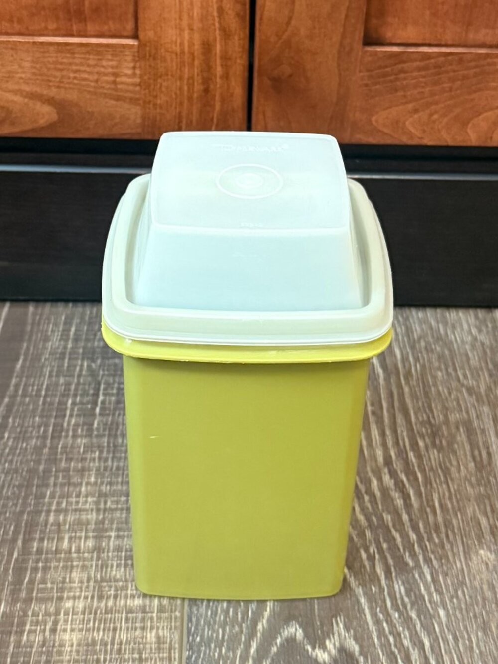 Tupperware Pick-A-Deli Pickle Container - Picture 4 of 13
